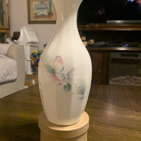Aynsley Fine Bone China “Little Sweetheart” Bud Vase - Picture 3 of 9